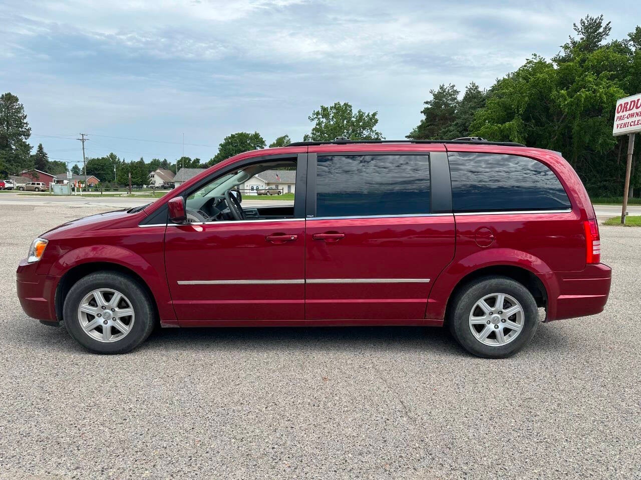 2010 Chrysler Town and Country Touring 4dr Mini Van