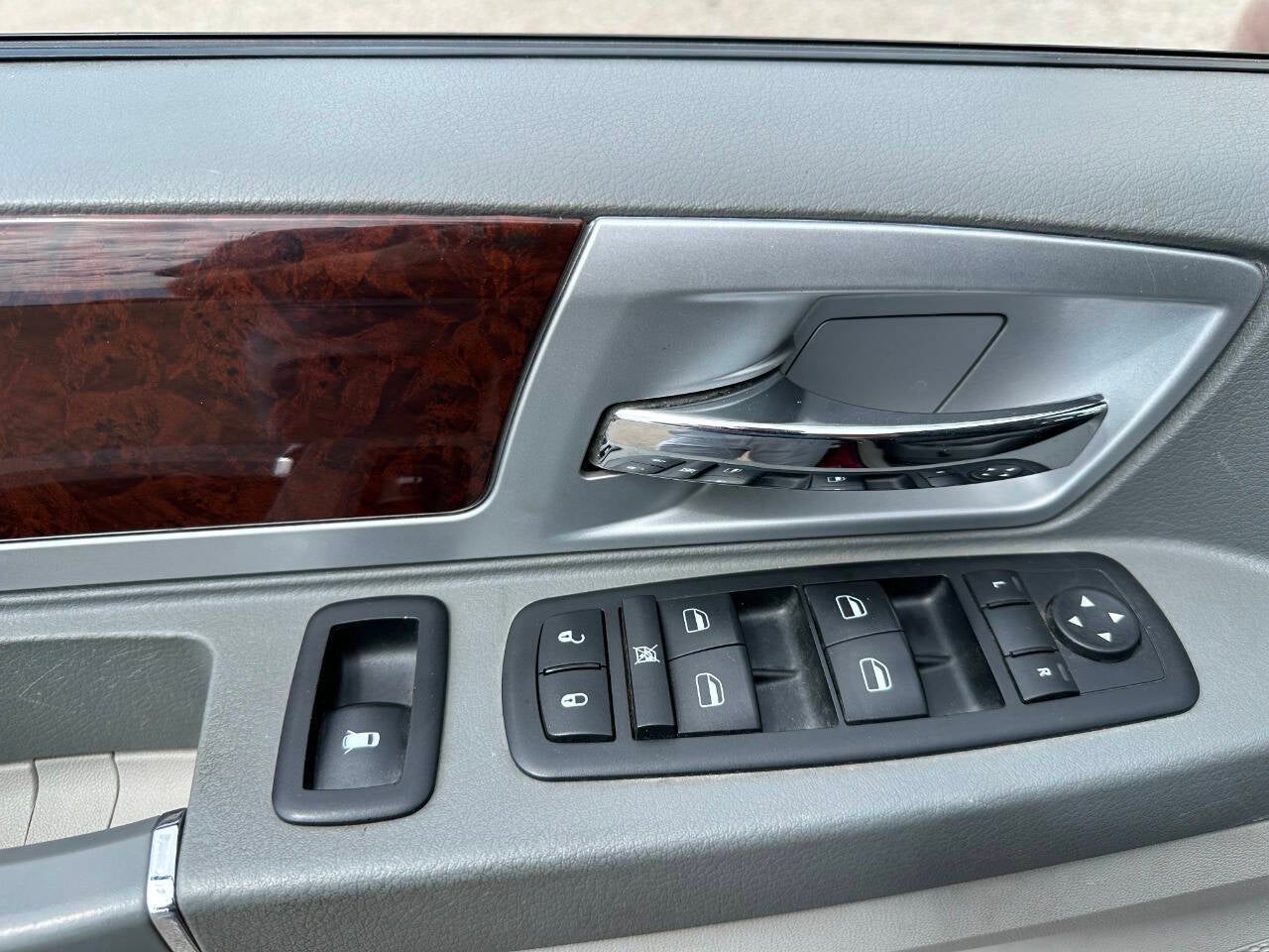 2010 Chrysler Town and Country Touring 4dr Mini Van