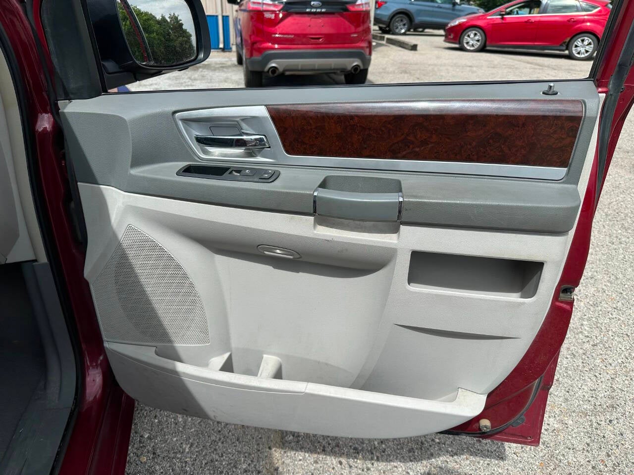 2010 Chrysler Town and Country Touring 4dr Mini Van