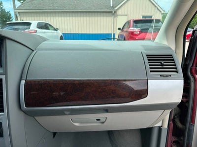 2010 Chrysler Town and Country Touring 4dr Mini Van