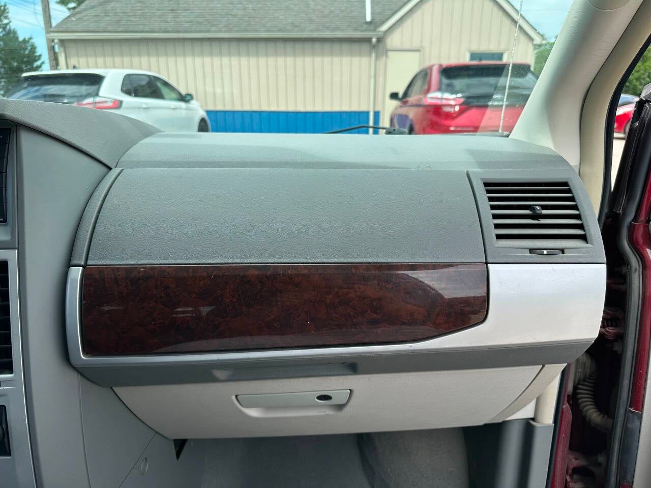2010 Chrysler Town and Country Touring 4dr Mini Van