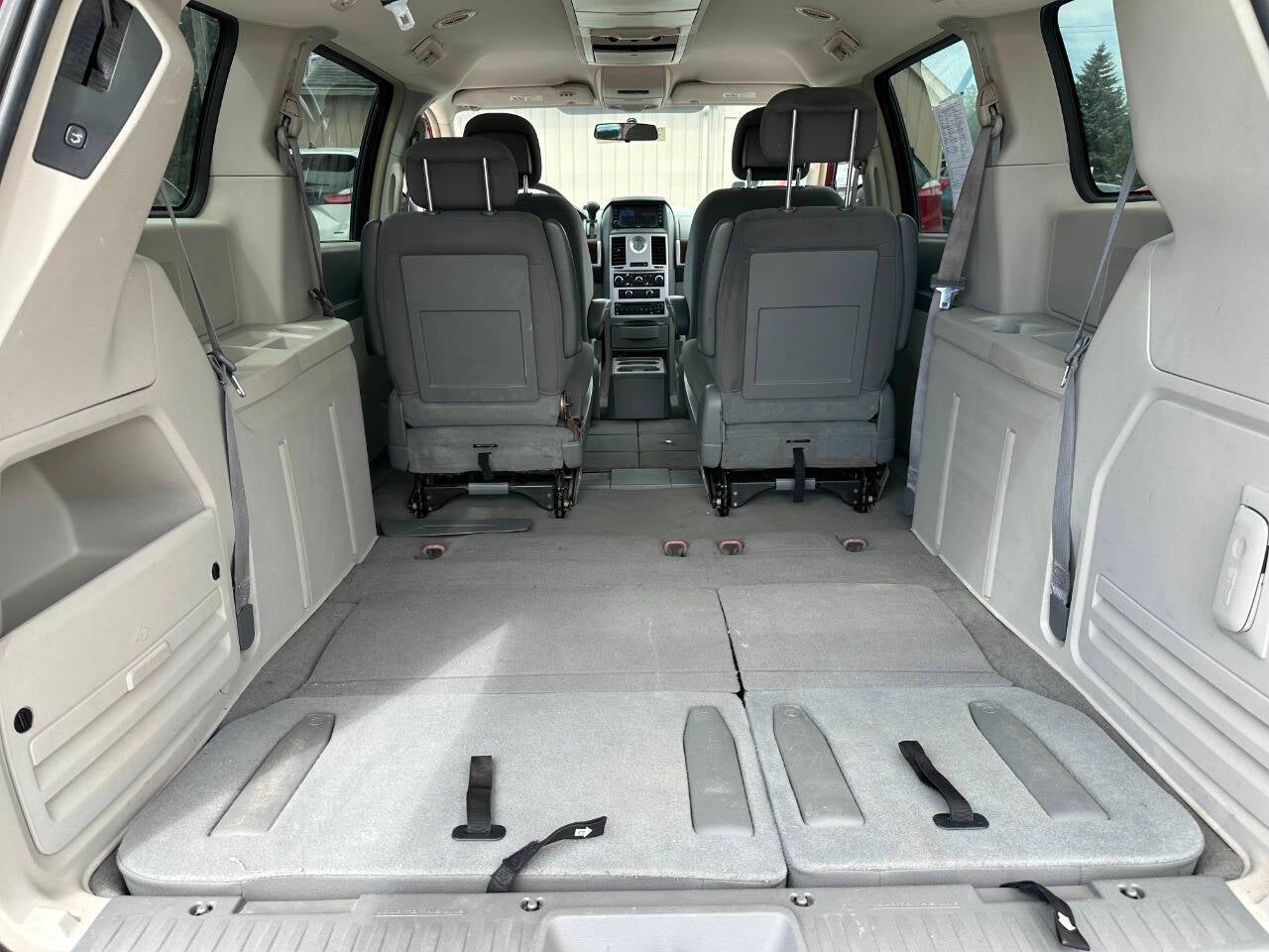 2010 Chrysler Town and Country Touring 4dr Mini Van