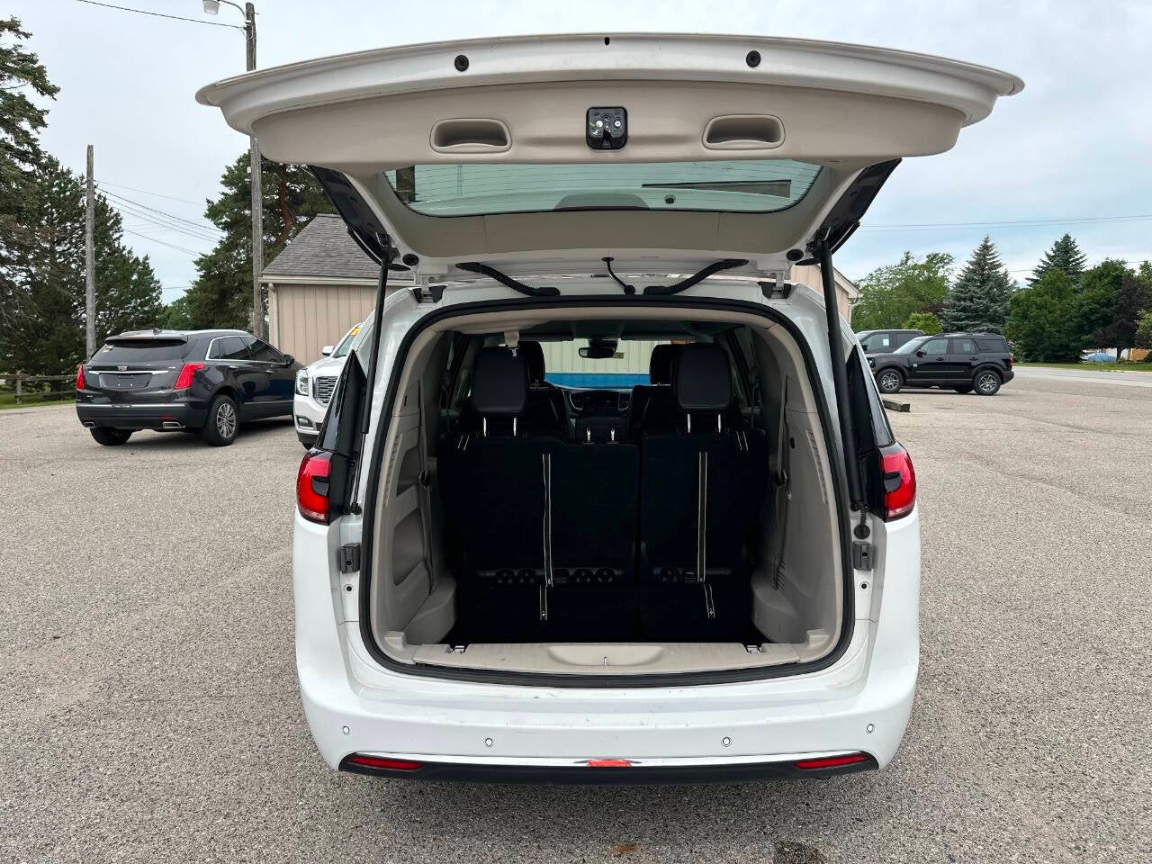2023 Chrysler Pacifica Touring L 4dr Mini Van
