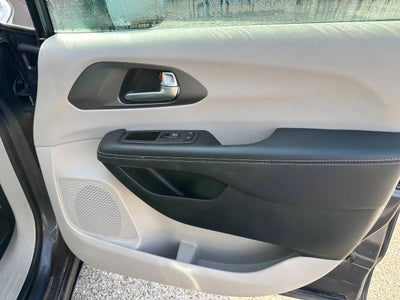 2023 Chrysler Pacifica Touring L 4dr Mini Van